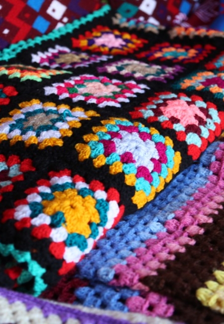 Sadi, Weaving, Handmade carpets, and manual cushions in Souq Okaz