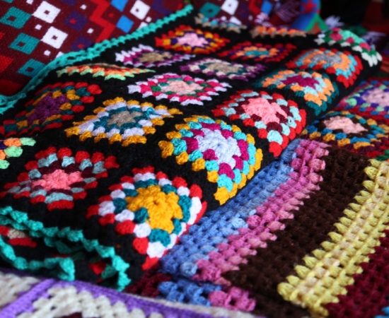 Sadi, Weaving, Handmade carpets, and manual cushions in Souq Okaz
